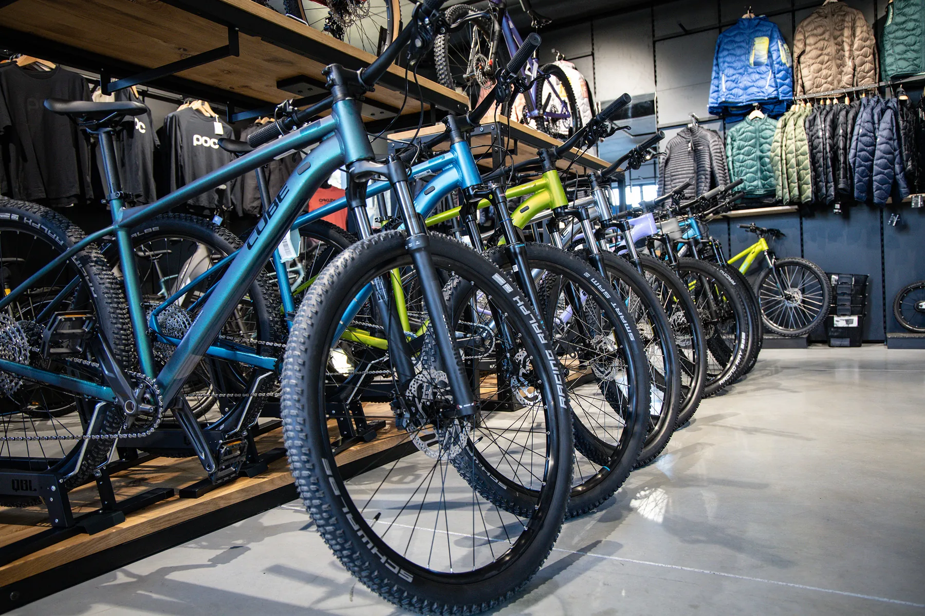 Rzędy rowerów premium w showroomie ON-BIKE