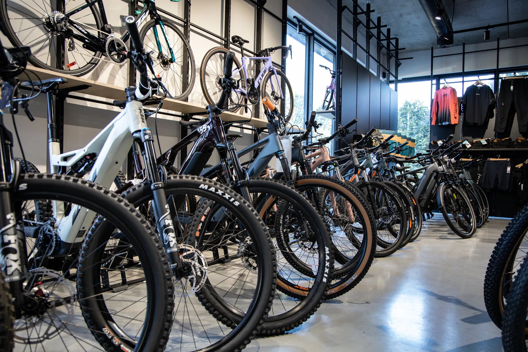 Nowoczesny showroom rowerowy ON-BIKE